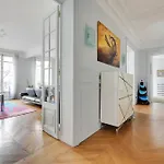 Chic Uncluttered Apartment 17Arrd