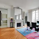 Chic Uncluttered Apartment 17Arrd