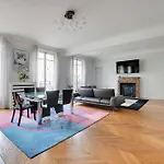 Chic Uncluttered Apartment 17Arrd