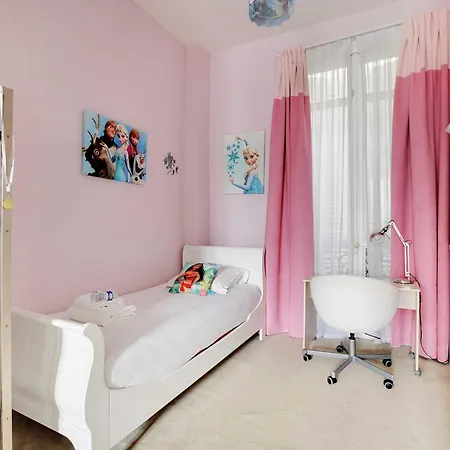 Chic Uncluttered 17arrd Paris
