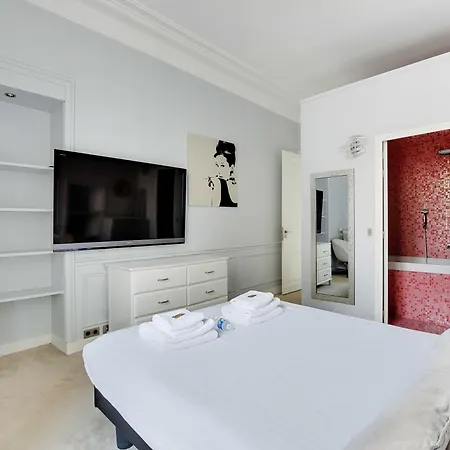 Chic Uncluttered 17arrd Apartment