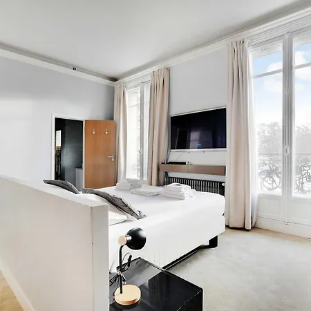 Chic Uncluttered 17arrd Apartment