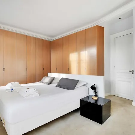 Chic Uncluttered 17arrd Paris