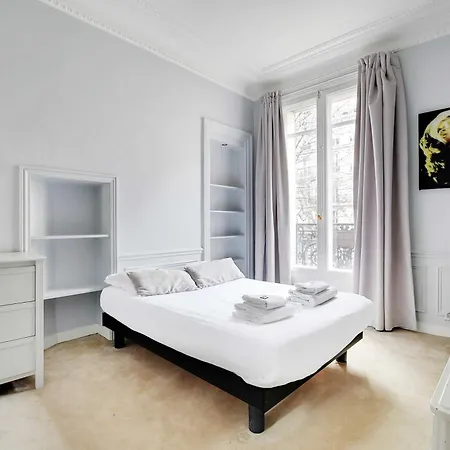 Chic Uncluttered 17arrd Paris
